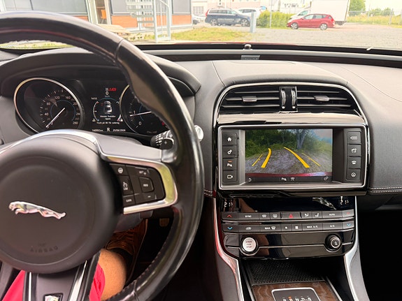 Jaguar XE 6 of 12