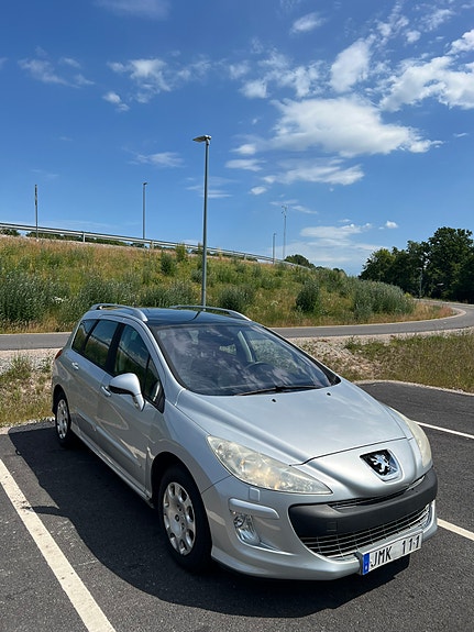 Peugeot 308 SW 2 of 5