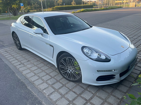 Porsche Panamera S 4 of 5