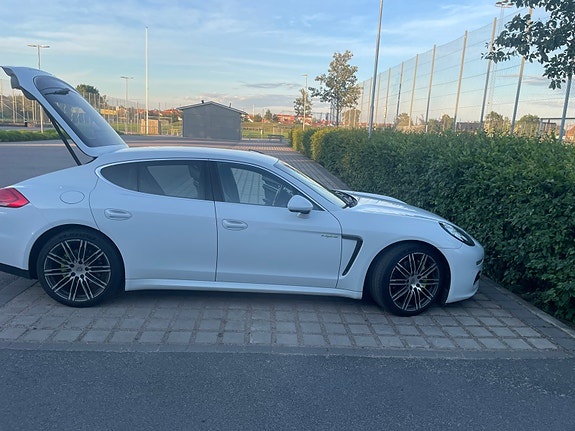 Porsche Panamera S 3 of 5