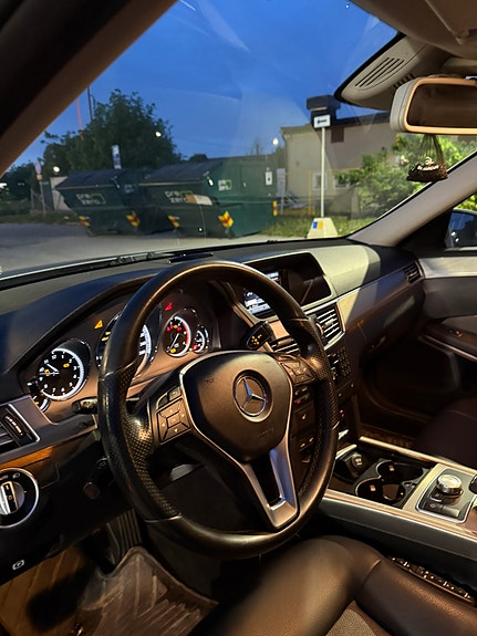 Mercedes-Benz E220 3 of 5