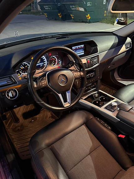 Mercedes-Benz E220 2 of 5