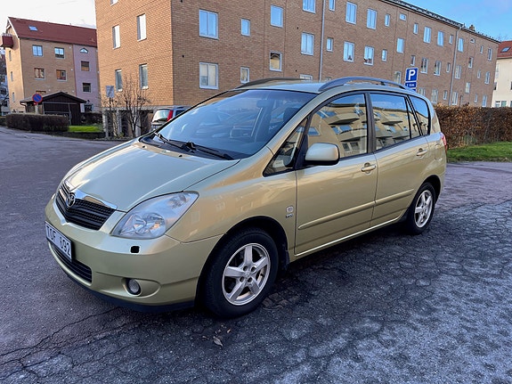 Toyota Corolla Verso 2 of 9