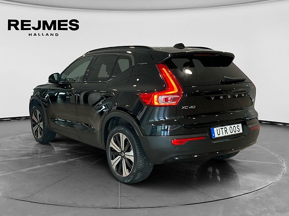 Volvo XC40 2 of 5