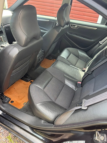 Volvo S60 4 of 5