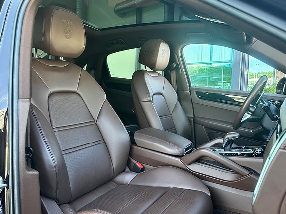 Porsche Cayenne 8 of 23