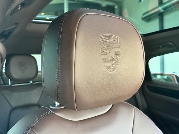 Porsche Cayenne 9 of 23