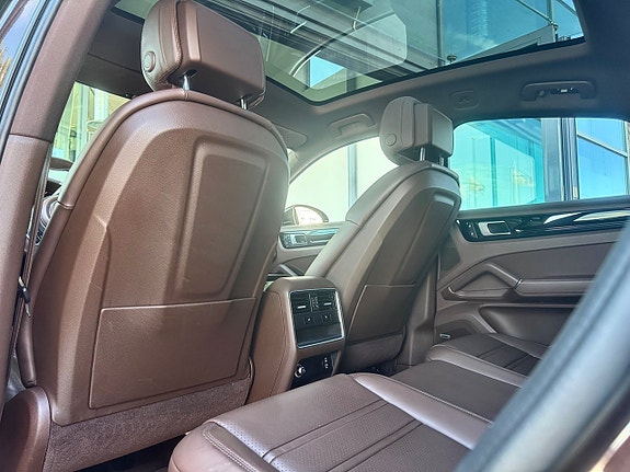 Porsche Cayenne 10 of 23