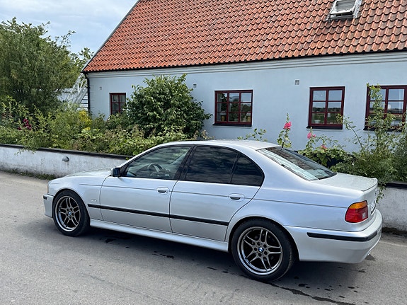 BMW 540i 3 of 5