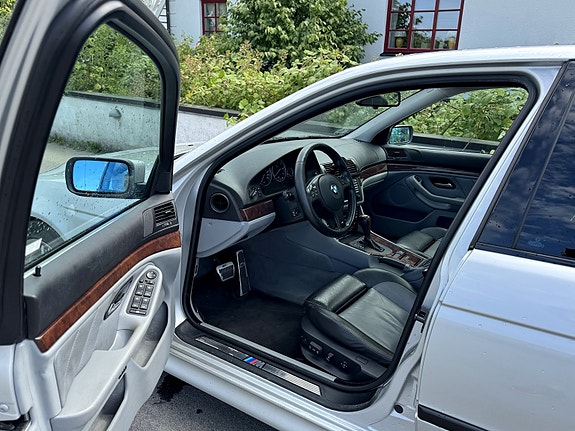 BMW 540i 4 of 5