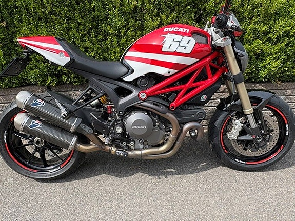 Ducati Monster 1100 EVO 2 of 6