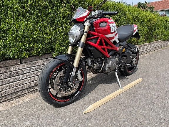 Ducati Monster 1100 EVO 3 of 6