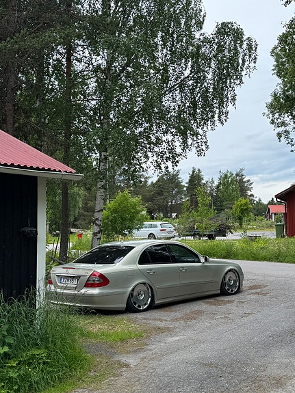 Mercedes-Benz E320 5 of 5