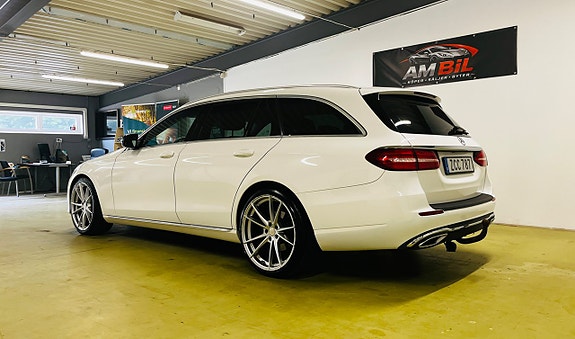 Mercedes-Benz E220 3 of 5