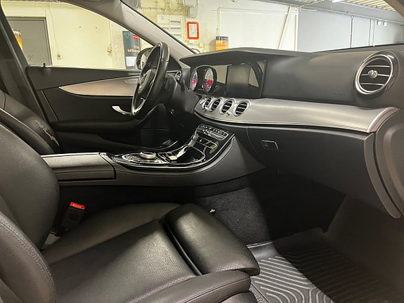 Mercedes-Benz E220 10 of 13