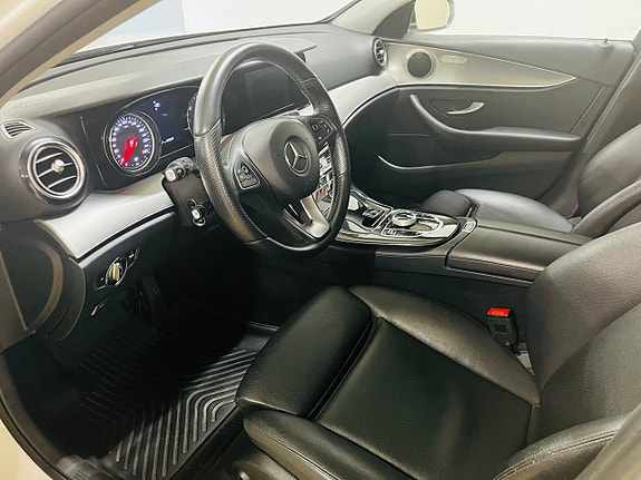 Mercedes-Benz E220 7 of 13