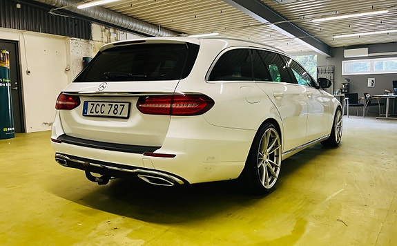 Mercedes-Benz E220 4 of 5