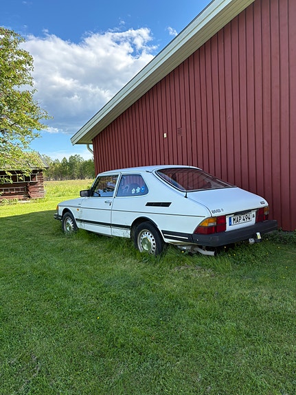 Saab 900 4 of 5