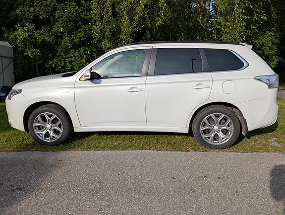 Mitsubishi Outlander 2 of 5