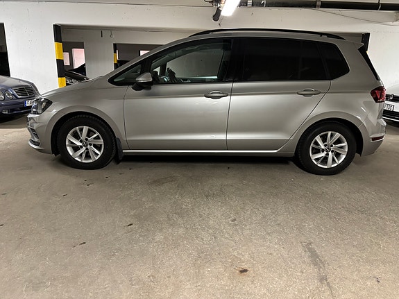 Volkswagen Golf Sportsvan 2 of 5