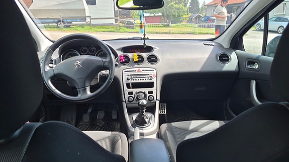 Peugeot 308 SW 3 of 5