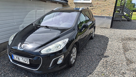 Peugeot 308 SW 2 of 5