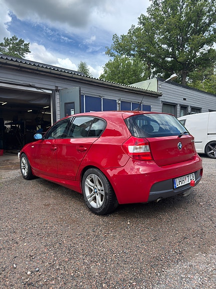 BMW 120i 3 of 5