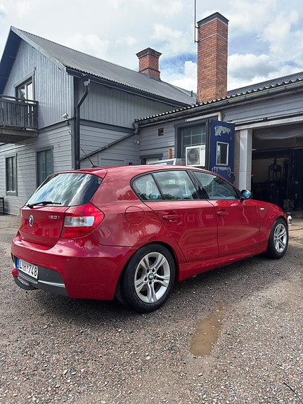 BMW 120i 4 of 5