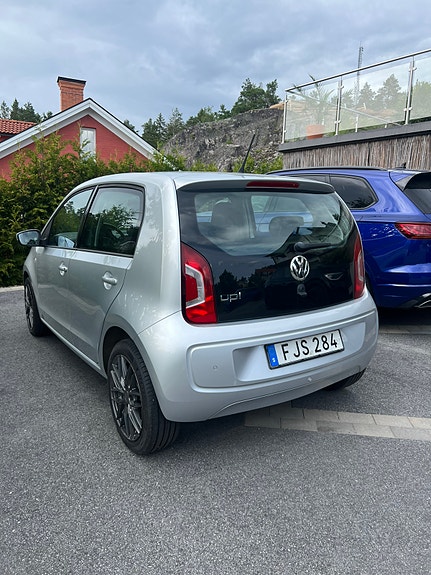 Volkswagen UP! 2 of 5