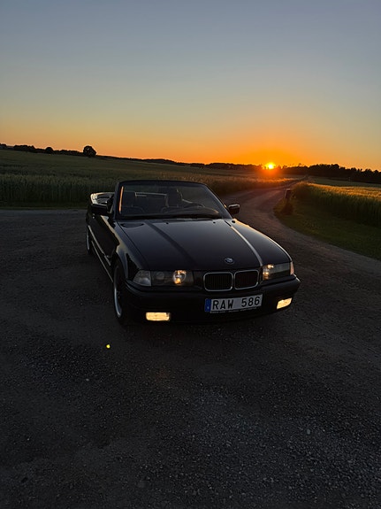 BMW 318i 3 of 5