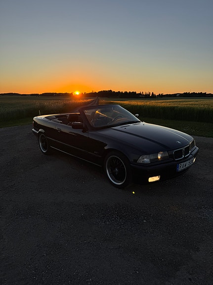 BMW 318i 4 of 5