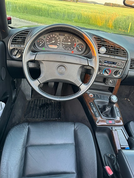 BMW 318i 9 of 12