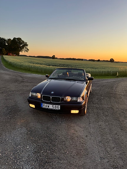 BMW 318i 2 of 5