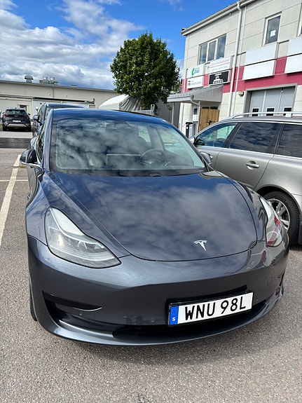 Tesla Model 3 2 of 5