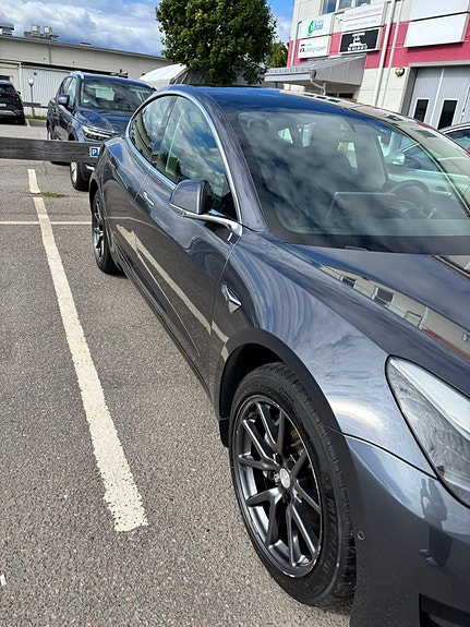 Tesla Model 3 3 of 5