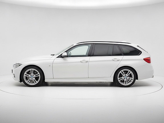 BMW 320i 3 of 5