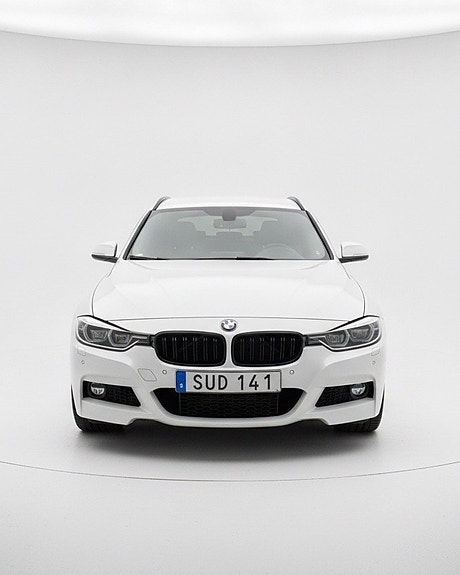 BMW 320i 4 of 5