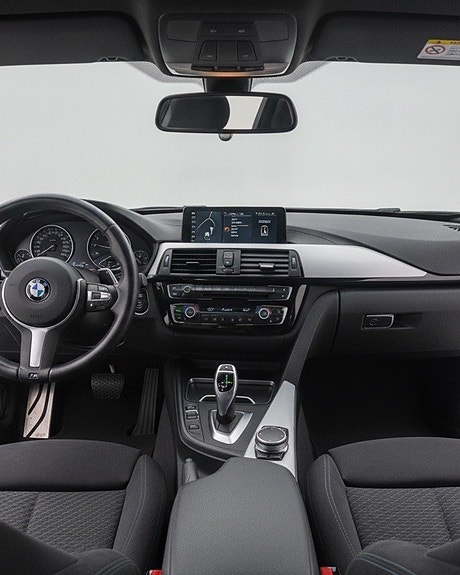 BMW 320i 7 of 16