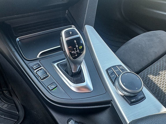 BMW 320i 9 of 16