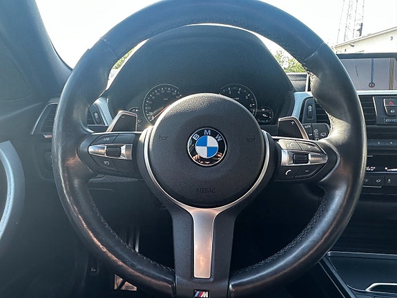 BMW 320i 11 of 16