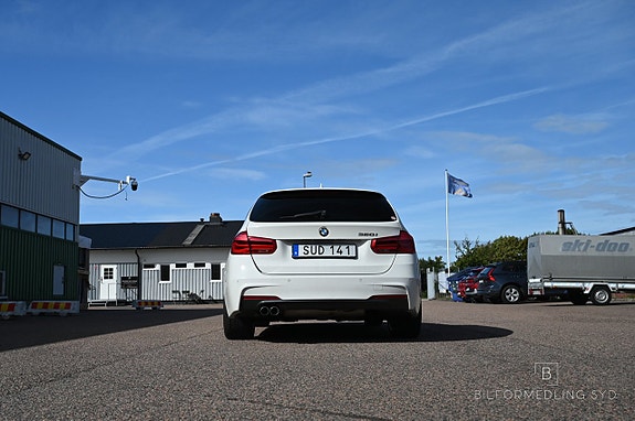 BMW 320i 4 of 20