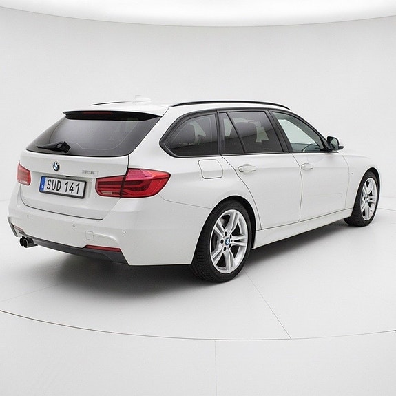 BMW 320i 2 of 5