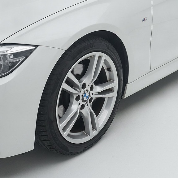 BMW 320i 6 of 16