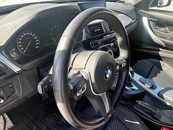 BMW 320i 10 of 16