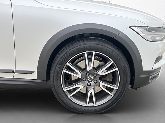 Volvo V90 Cross Country 13 of 30