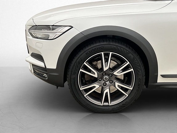 Volvo V90 Cross Country 10 of 30