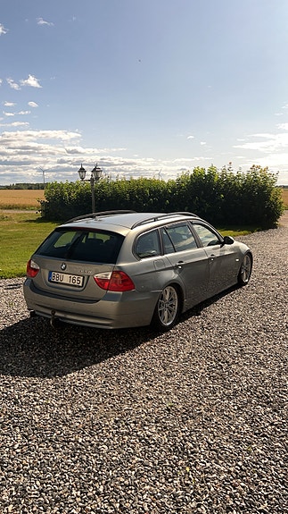 BMW 320i 3 of 5
