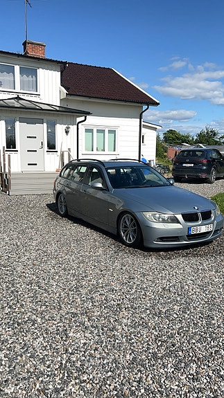 BMW 320i 2 of 5