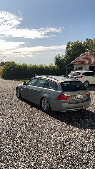 BMW 320i 4 of 5
