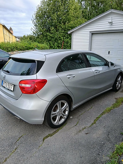 Mercedes-Benz A180 2 of 5